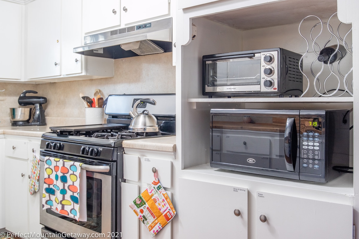 This 1960s kitchen has a few updates while maintaining it’s mid century charm. Equipped for casual cooking or bringing in take out.